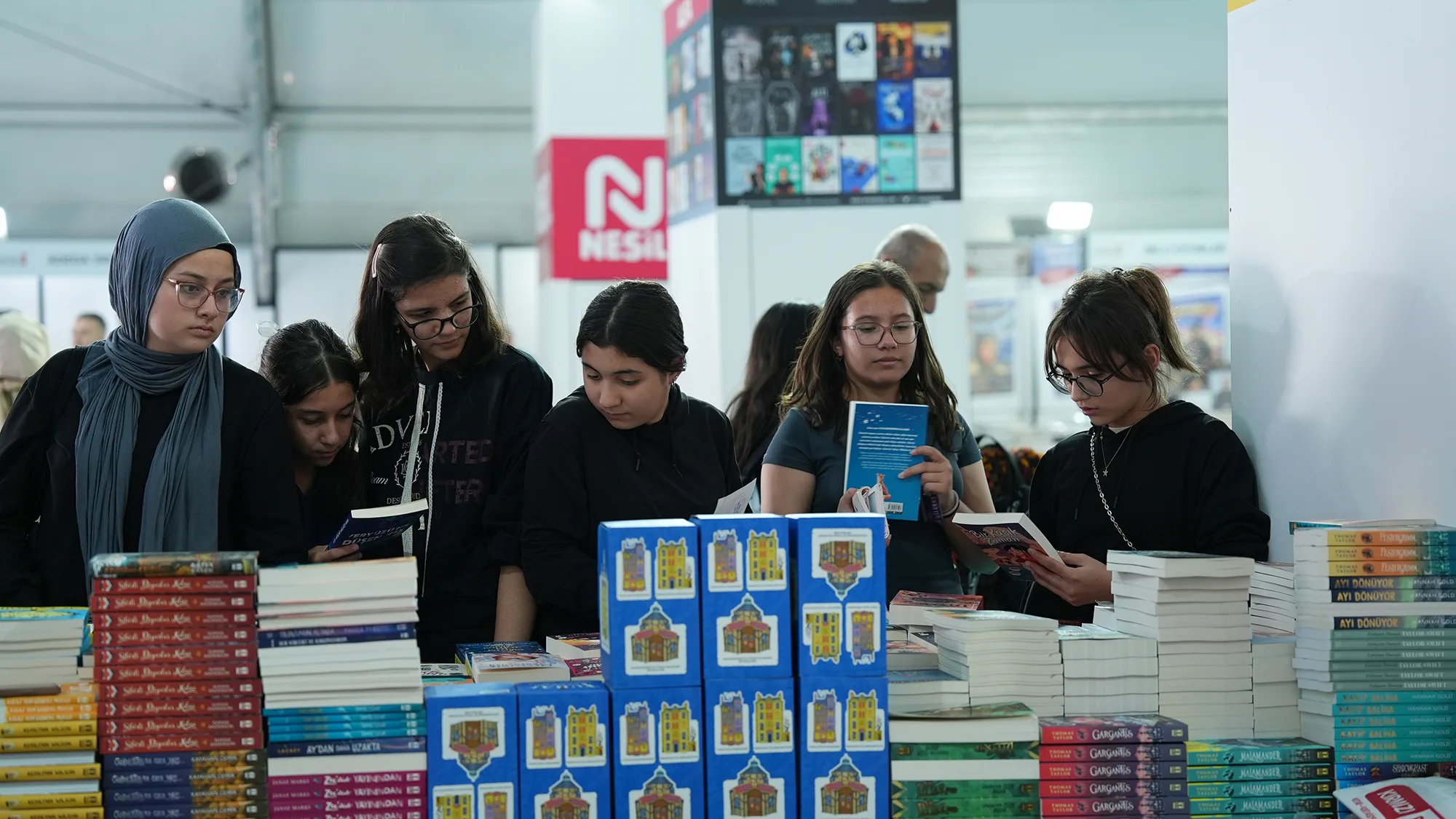 Öğrencilerin akın ettiği kitap fuarı’nda renkli görüntüler!