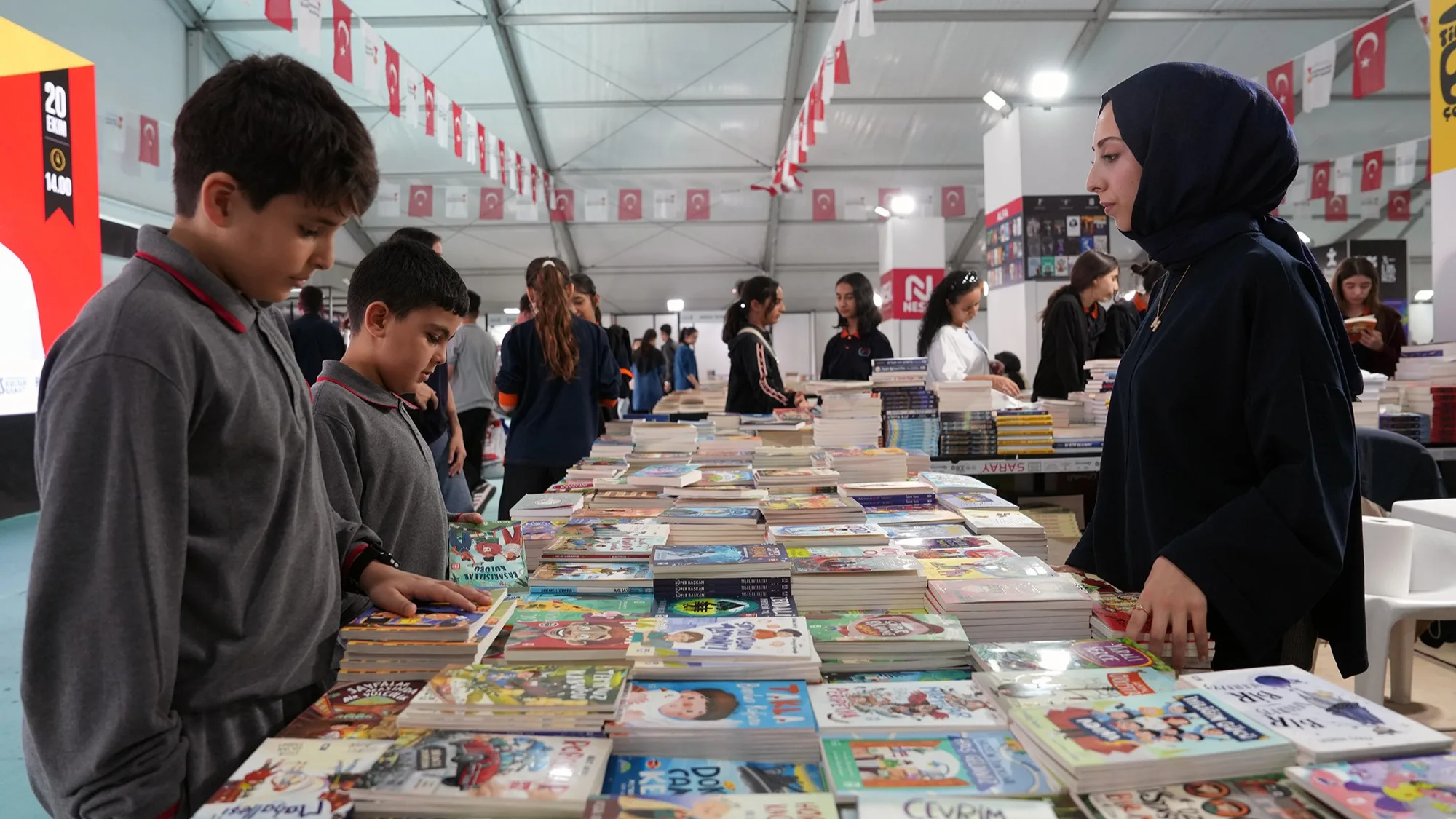 Kitap fuarı genç kuşakları edebiyatla buluşturuyor! Kitap fuarı genç kuşakları edebiyatla buluşturuyor!