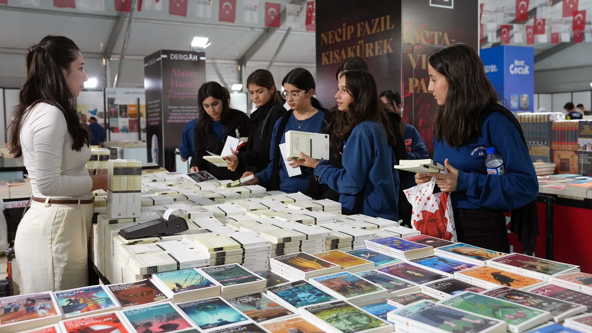 Kitap fuarı genç kuşakları edebiyatla buluşturuyor! Kitap fuarı genç kuşakları edebiyatla buluşturuyor!