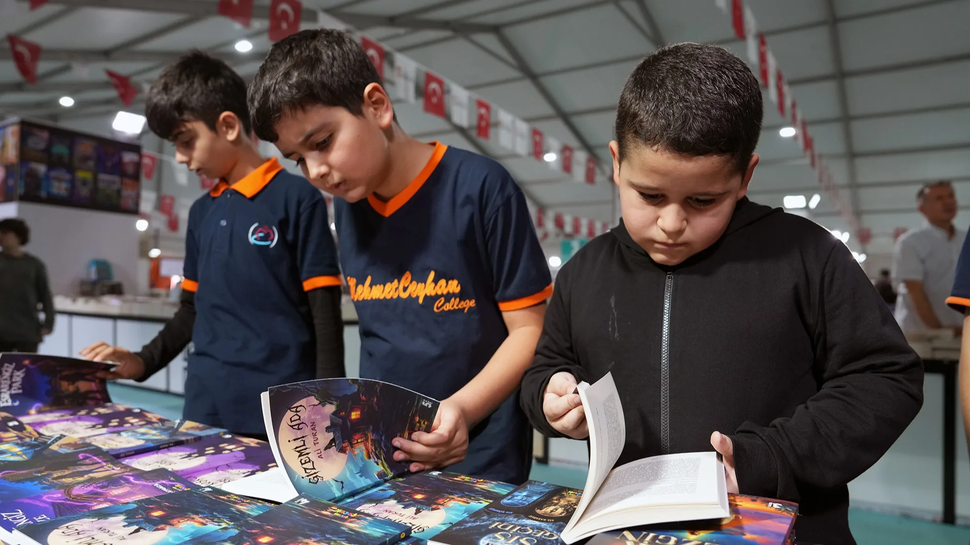 Kitap fuarı genç kuşakları edebiyatla buluşturuyor! Kitap fuarı genç kuşakları edebiyatla buluşturuyor!
