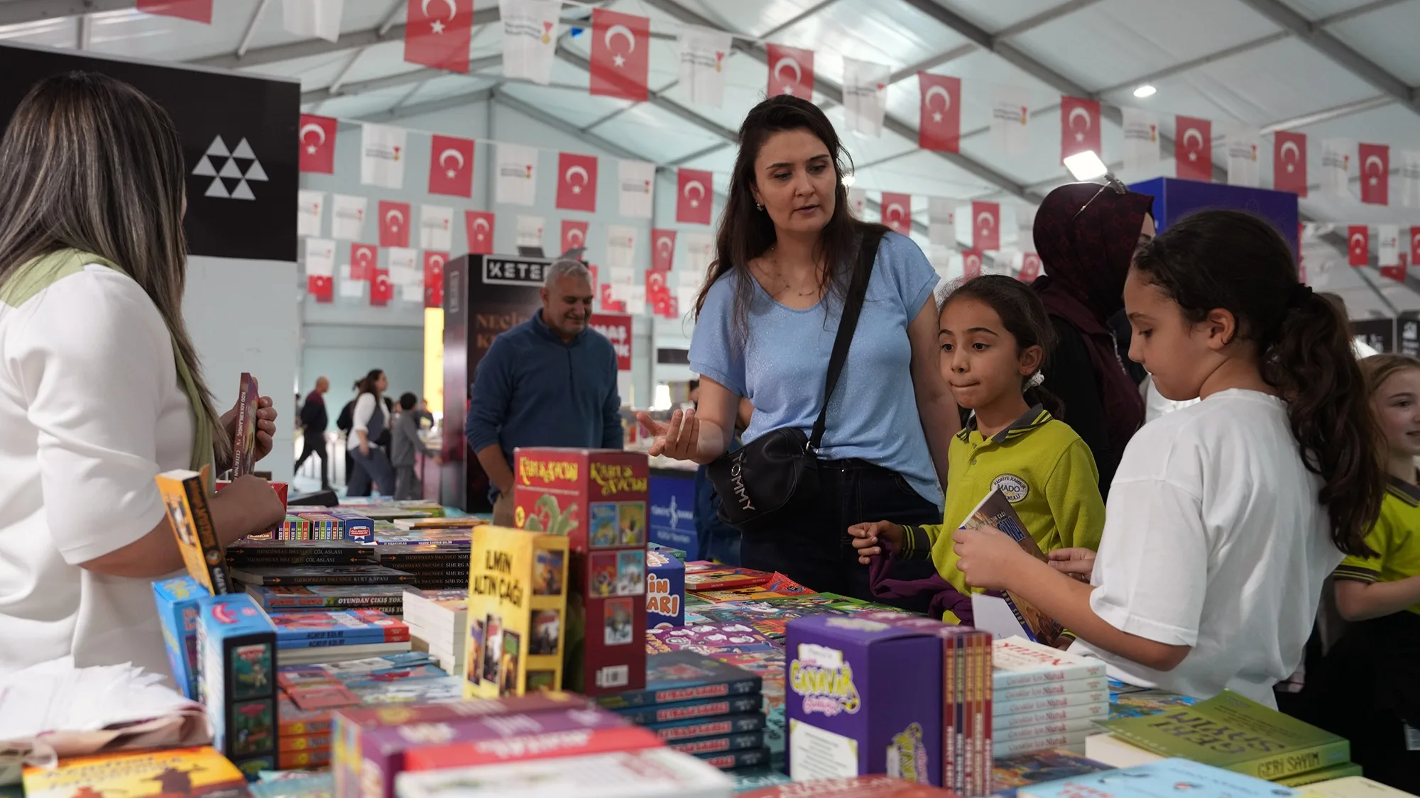 Kitap fuarı genç kuşakları edebiyatla buluşturuyor! Kitap fuarı genç kuşakları edebiyatla buluşturuyor!