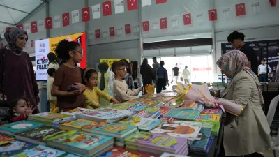 Kahramanmaraş’ta günlerdir kitapseverleri ağırlayan dev fuar, son gününde de binlerce