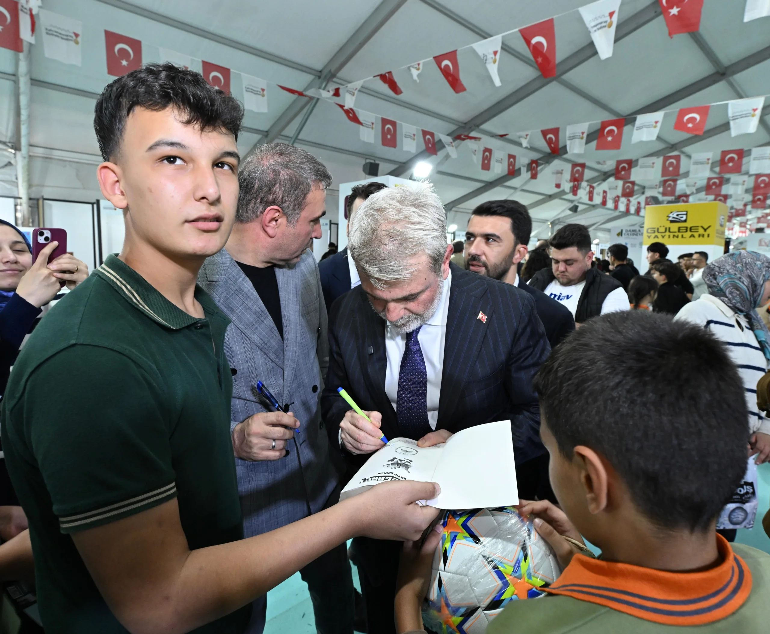 Futbol efsaneleri kitap fuarı’nda kahramanmaraşlılarla buluştu