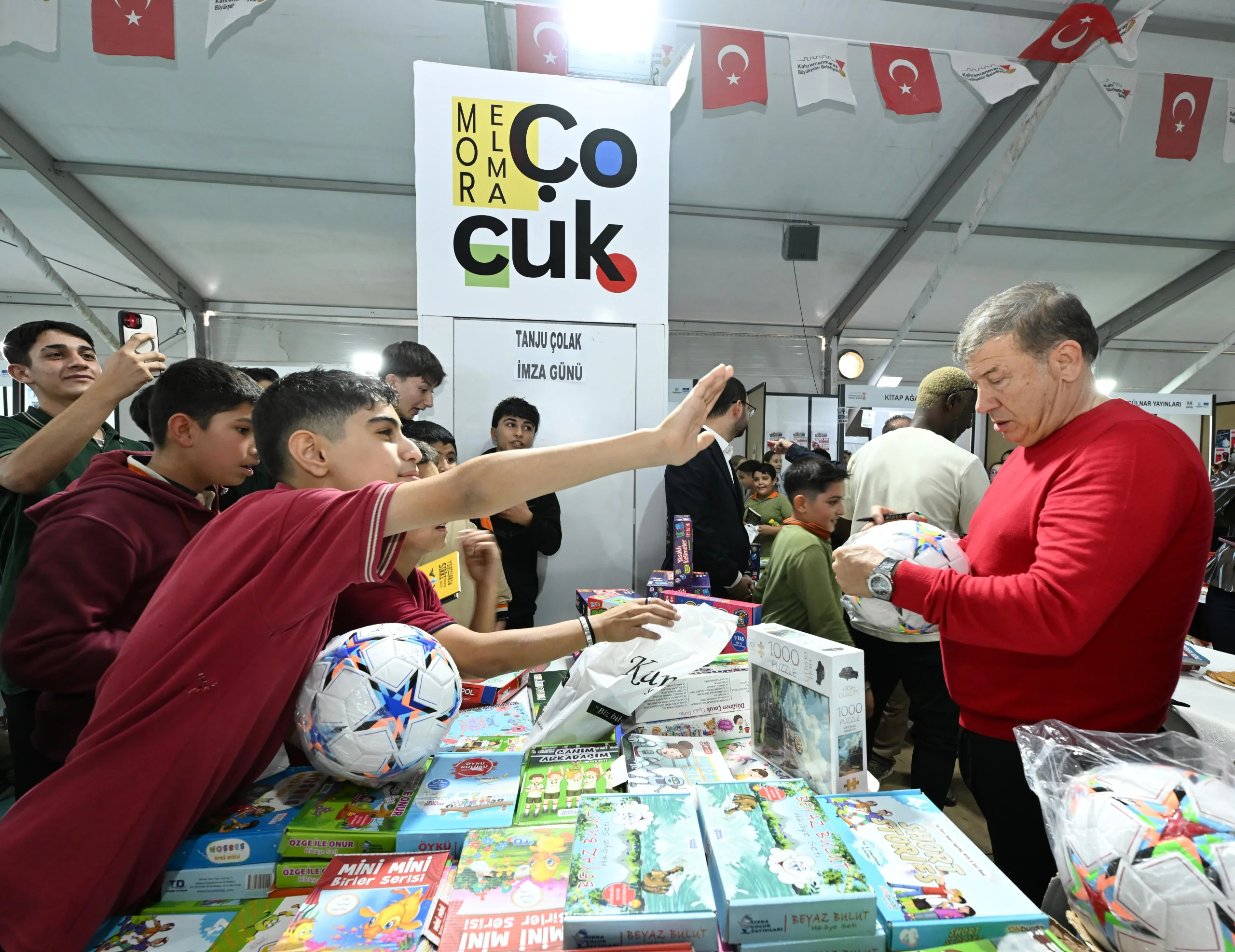 Futbol efsaneleri kitap fuarı’nda kahramanmaraşlılarla buluştu