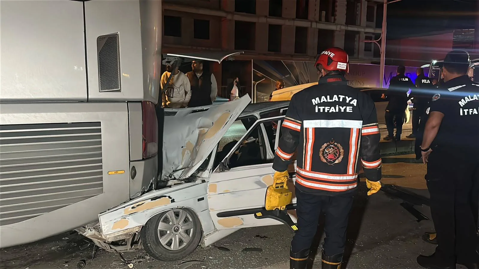 Otobüse arkadan daldı: 3 yaralı!