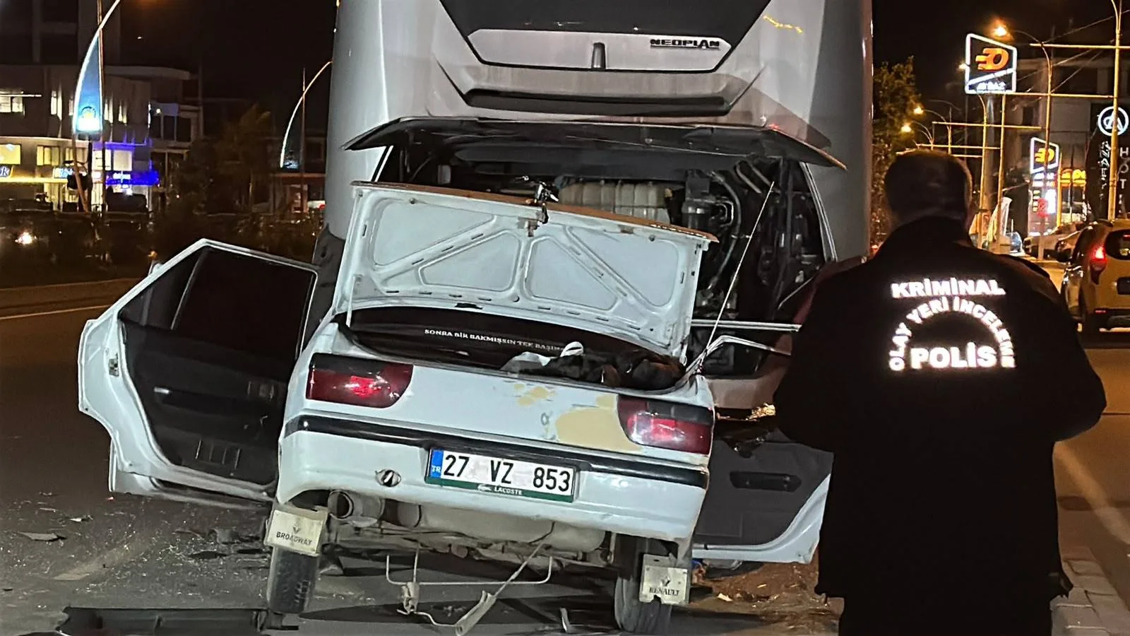 Otobüse arkadan daldı: 3 yaralı!