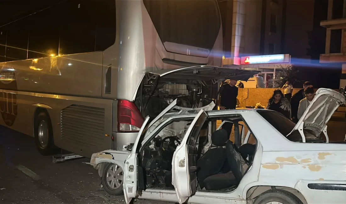Yolcu otobüsüne arkadan çarpan otomobildeki 3 kişi yaralandı. Yaralılardan 1'inin