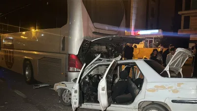 Yolcu otobüsüne arkadan çarpan otomobildeki 3 kişi yaralandı. Yaralılardan 1'inin