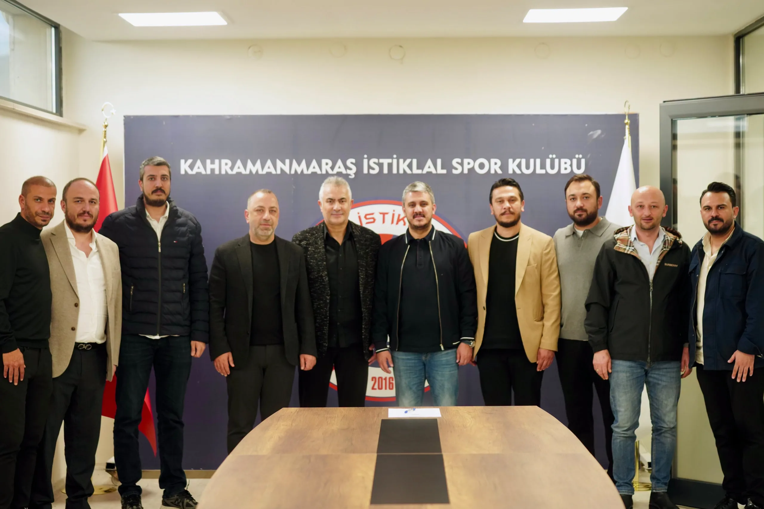 İstiklal’de şampiyon i̇mza!