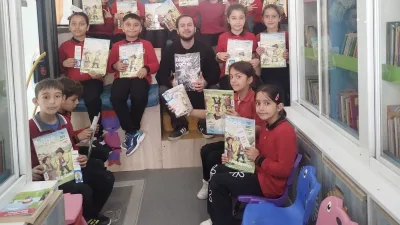 Kırsal mahallelerdeki okulları ziyaret eden Mobil Çocuk Kütüphanesi, minik öğrencileri