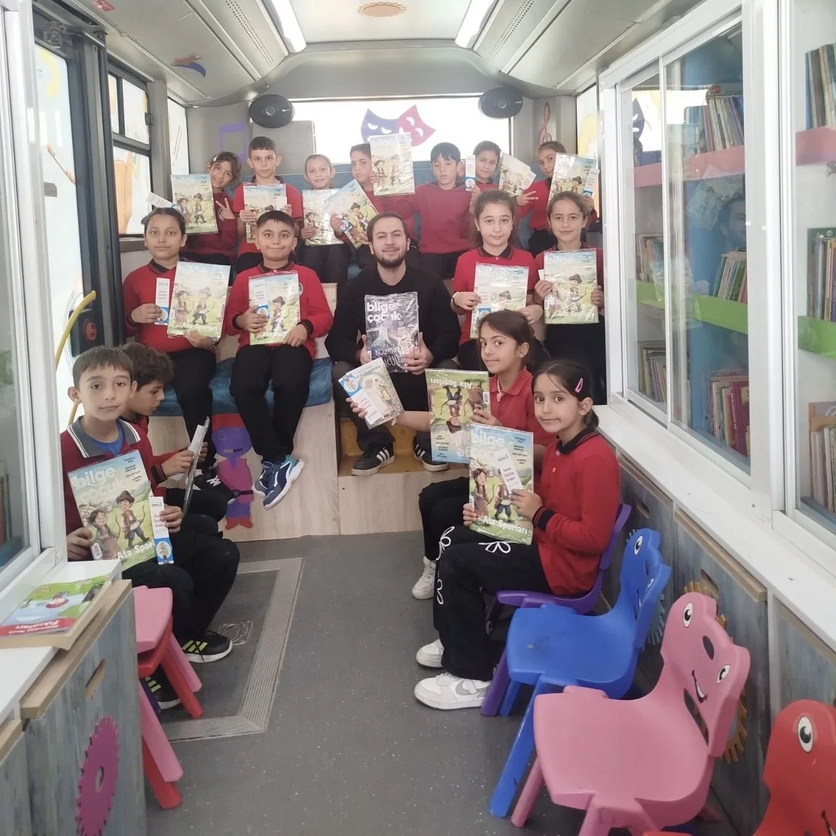 Kırsal mahallelerdeki okulları ziyaret eden Mobil Çocuk Kütüphanesi, minik öğrencileri
