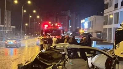 Kuzey Çevre Yolu'nda kontrolden çıkarak park halindeki iki araca çarpan