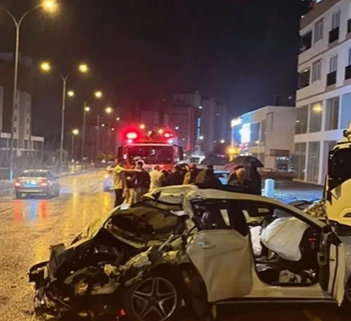 Kuzey Çevre Yolu'nda kontrolden çıkarak park halindeki iki araca çarpan