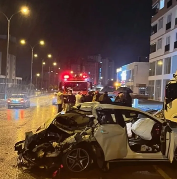 Park Halindeki Araçlara Çarpan Sürücü Yaralandı