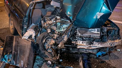 Mehmet Akif Mahallesi’nde kontrolden çıkarak yol kenarında park halinde bulunan