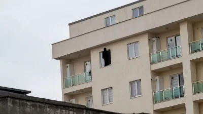 Kahramanmaraş Dulkadiroğlu’nda bir apartmanın en üst katındaki pencerede kadını gören