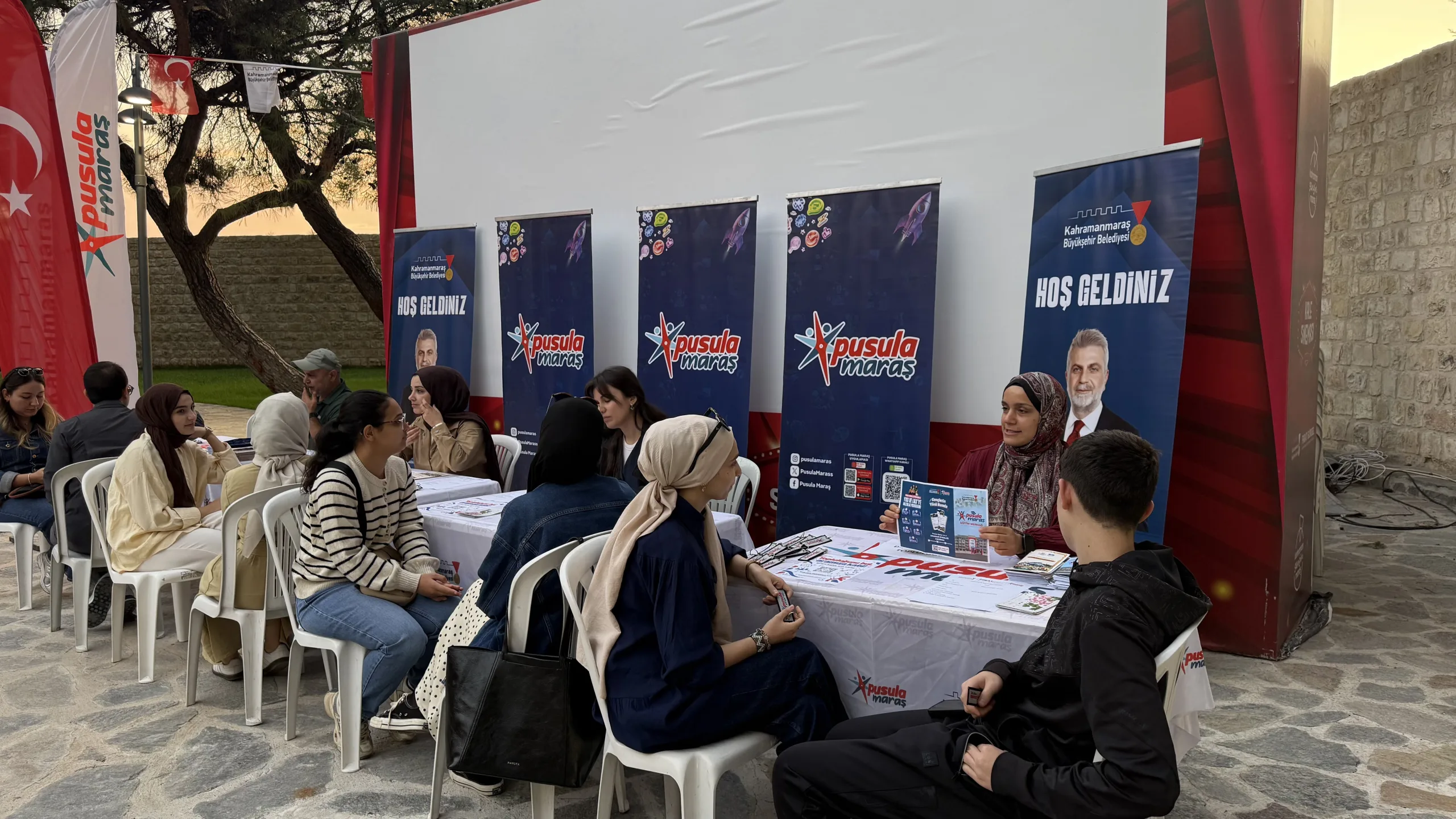 Kalede buluşan gençler topluluklara katıldı