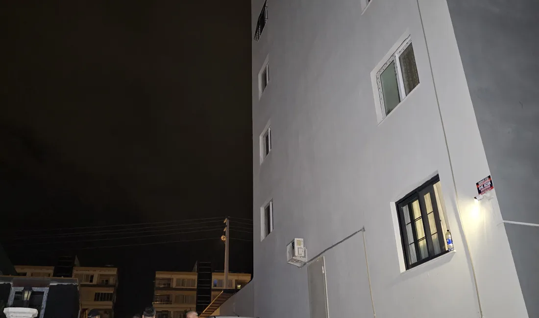 Sevgilisinin Eski Kocasından Kaçmak İsterken Canından Oldu! Sevgilisinin eski kocasının eve gelmesi üzerine paniğe kapılıp pencereye çıkan