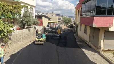 Altyapı imalatları tamamlanan sokak ve caddelerde yürütülen sıcak asfalt serim