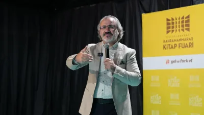 Kahramanmaraş'ta kitapseverlerin akın ettiği dev fuarda konuşan ünlü yazar, aile