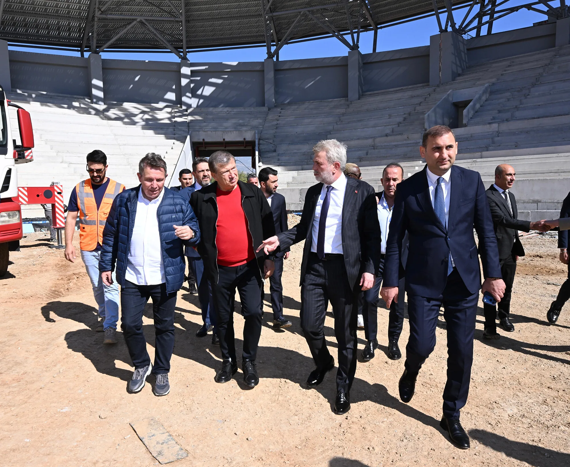 Şantiyede bir araya gelip tek tek i̇ncelediler!