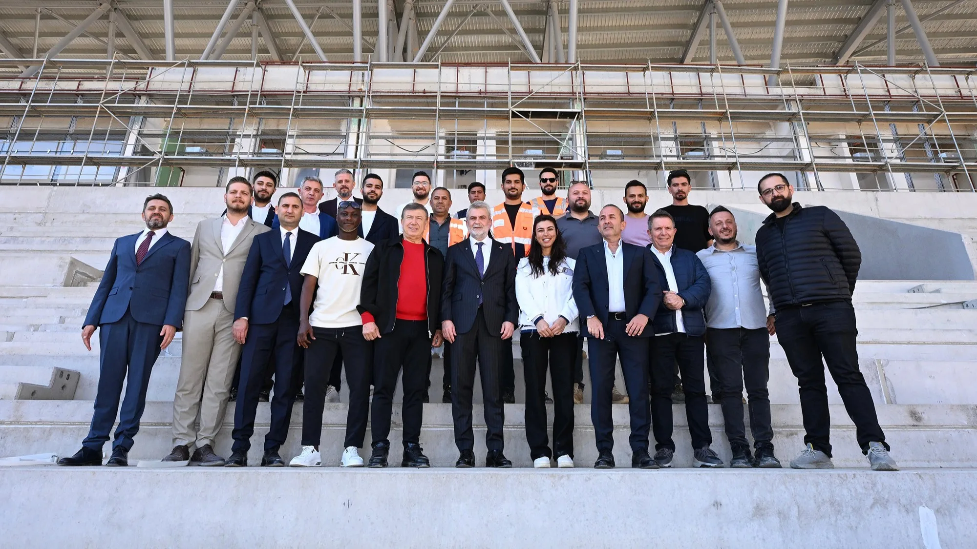 Şantiyede bir araya gelip tek tek i̇ncelediler!