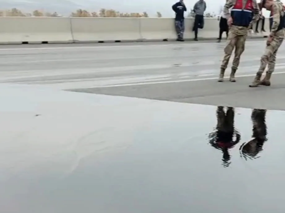 Tankerler çarpıştı: tonlarca yakıt yola döküldü!