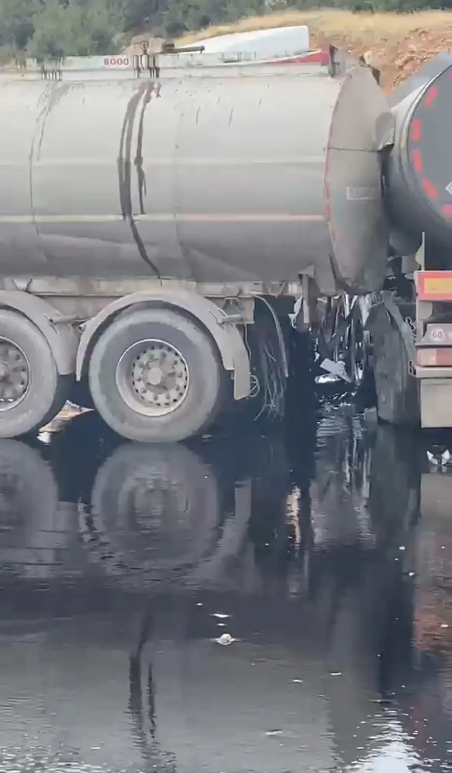 Tankerler çarpıştı: tonlarca yakıt yola döküldü!