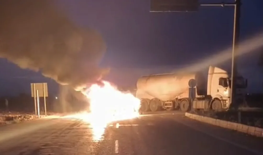 Kontrolden çıkarak TIR’a çarpan otomobil alev alev yandı. Hurdaya dönen