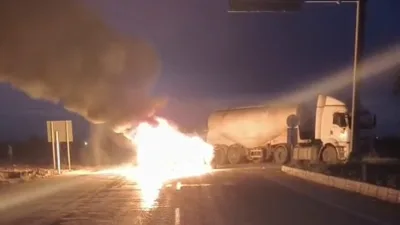 Kontrolden çıkarak TIR’a çarpan otomobil alev alev yandı. Hurdaya dönen