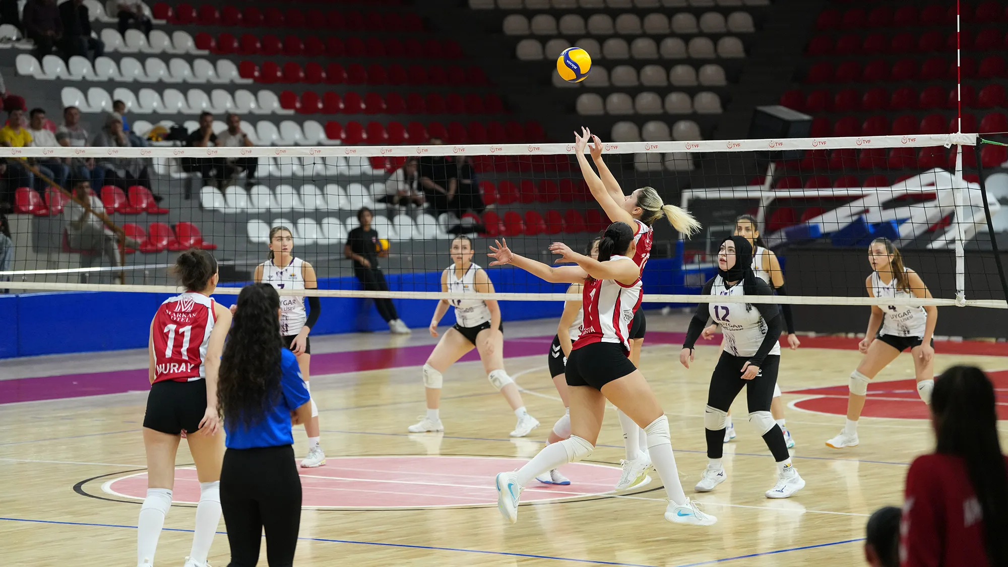 Büyükşehir’in sultanları’ndan evinde net galibiyet!