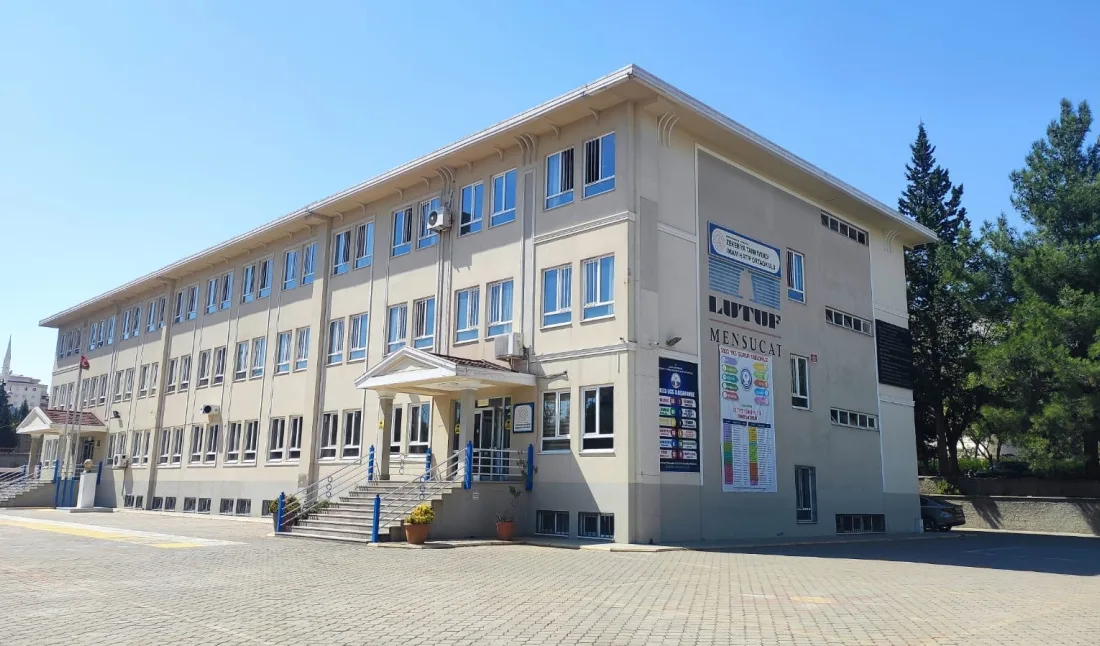Kahramanmaraş’ta okul yakınındaki inşaat alanından yayılan ağır koku nedeniyle rahatsızlanan