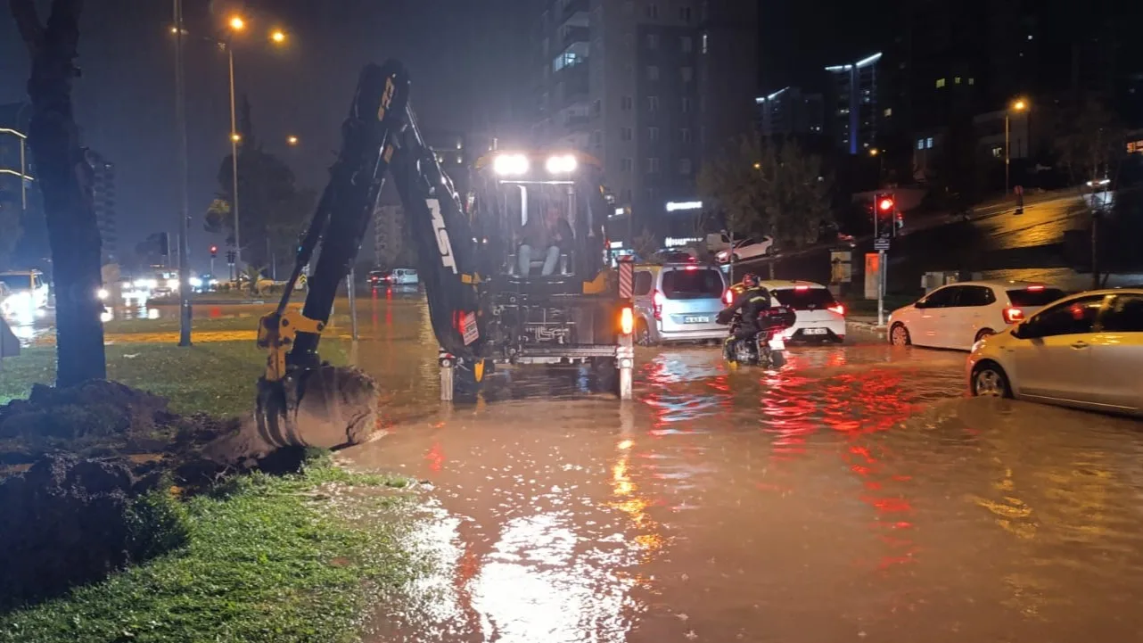 Kahramanmaraş’ta etkili olan şiddetli sağanak yağışların ardından Büyükşehir Belediyesi ve