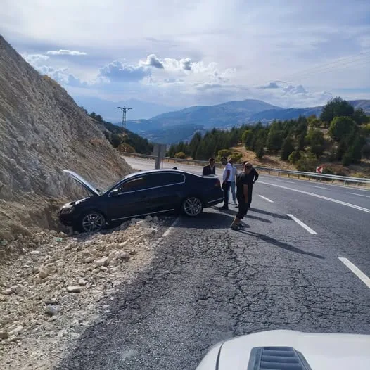 Yedikuyular yolunun Yalnız Ardıç mevkiinde dik eğim ve keskin virajların
