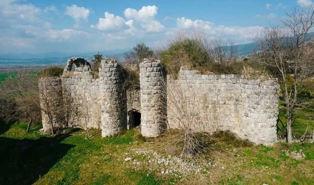 Kahramanmaraş’ın “Kaleler Şehri” Andırın’da sarp kayalıklar üzerine kurulan tarihi Anacık