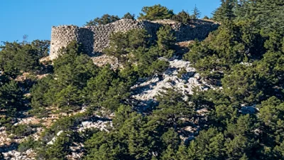 Kahramanmaraş’ın Andırın ilçesinde sarp bir dağın zirvesinde yükselen tarihi Kaleboynu