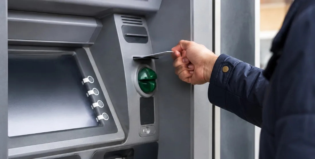 ATM’den Para Çekerken Dikkat! Kahramanmaraşlılar Bu Tuzaklara Karşı Uyarıldı Kahramanmaraş’ta ATM kullanan vatandaşların, banka kartı ve hesap bilgilerini hedef