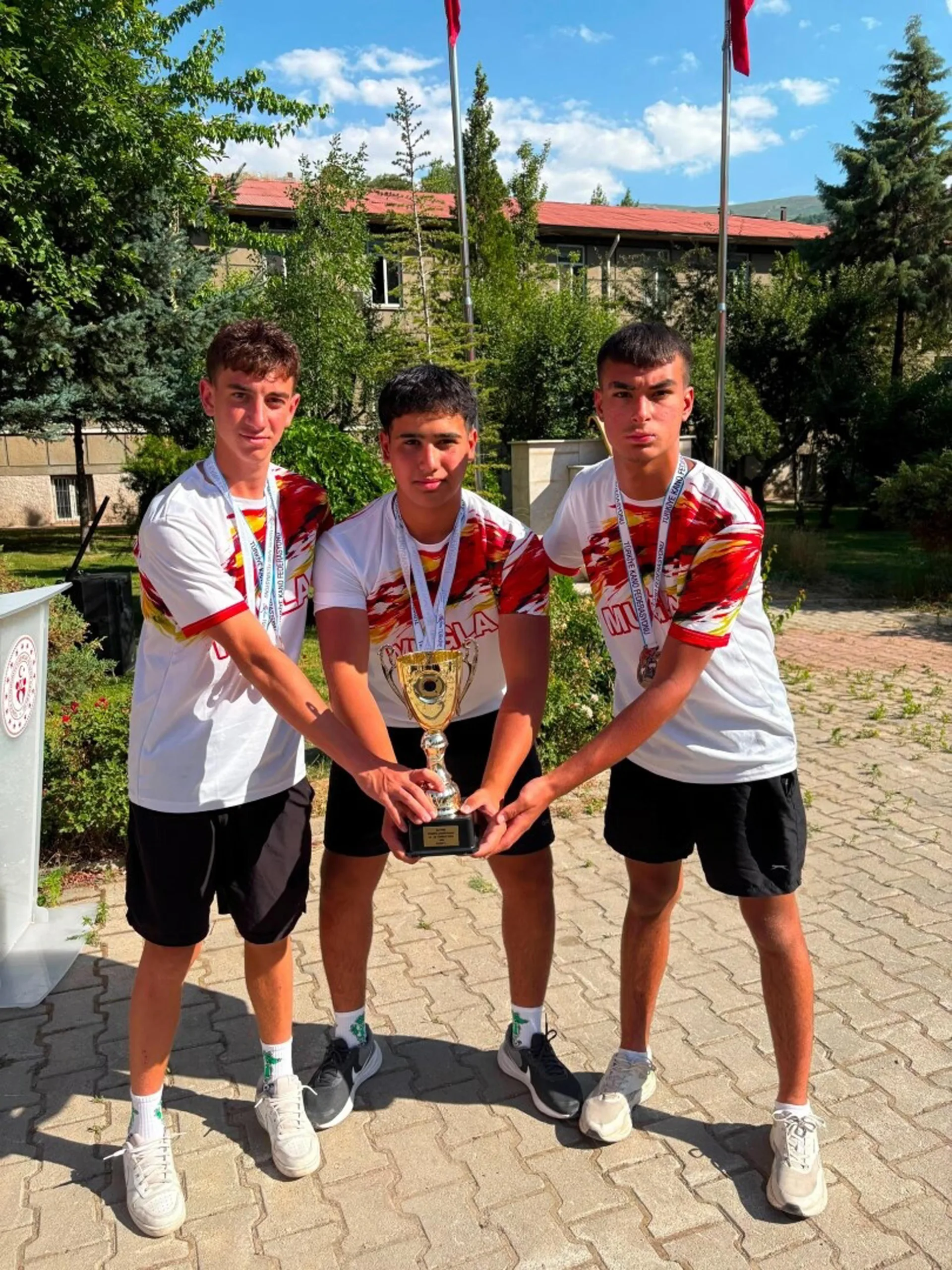 Muğla'nın Dalaman ilçesinde yaşayan Emir Gönenç (16), 6 Şubat 2023