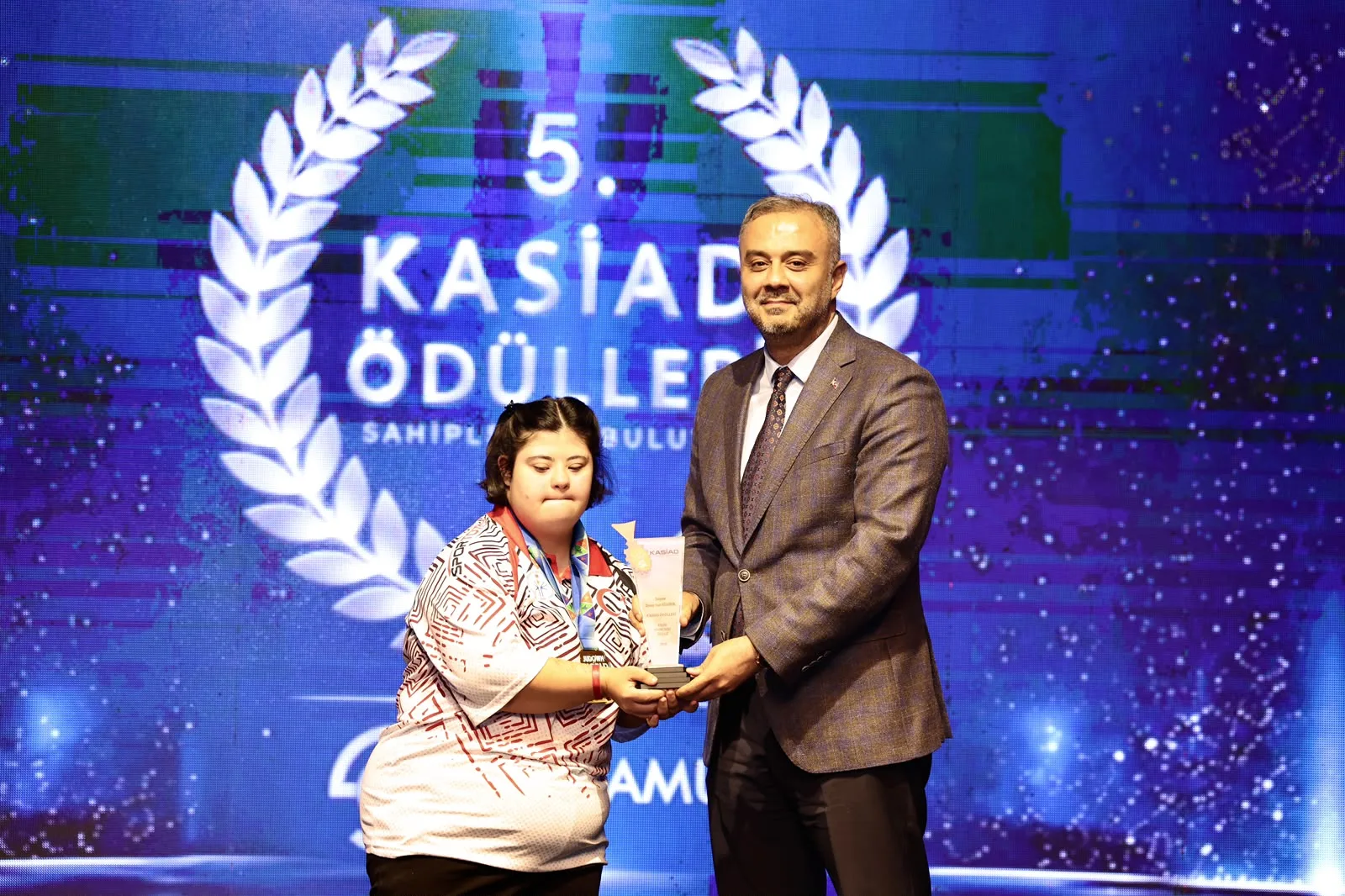 Ahır dağı’ndaki dev bayrağa anlamlı ödül!
