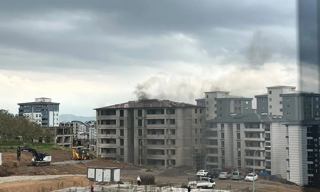 İnşaat Halindeki Binadan Dumanlar Yükseldi! Onikişubat'ta inşaat halinde olan bir binada henüz belirlenemeyen bir nedenle