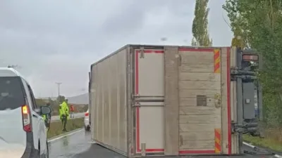 Kayseri yolunda seyir halindeki bir kamyonetin devrilmesi sonucu trafik akışı