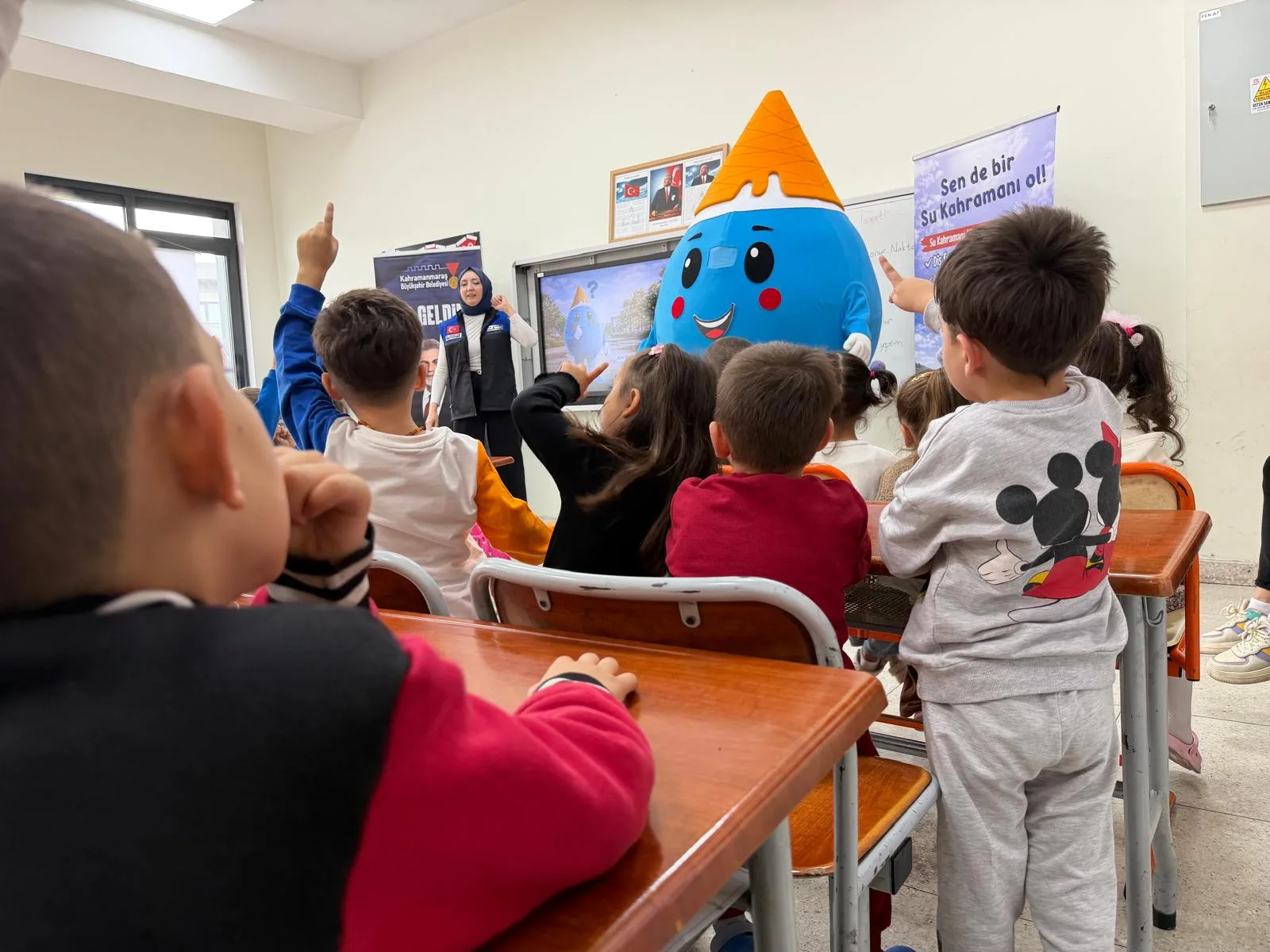 Kaski̇ maskotu ‘mavi’ miniklere su tasarrufunu öğretti!