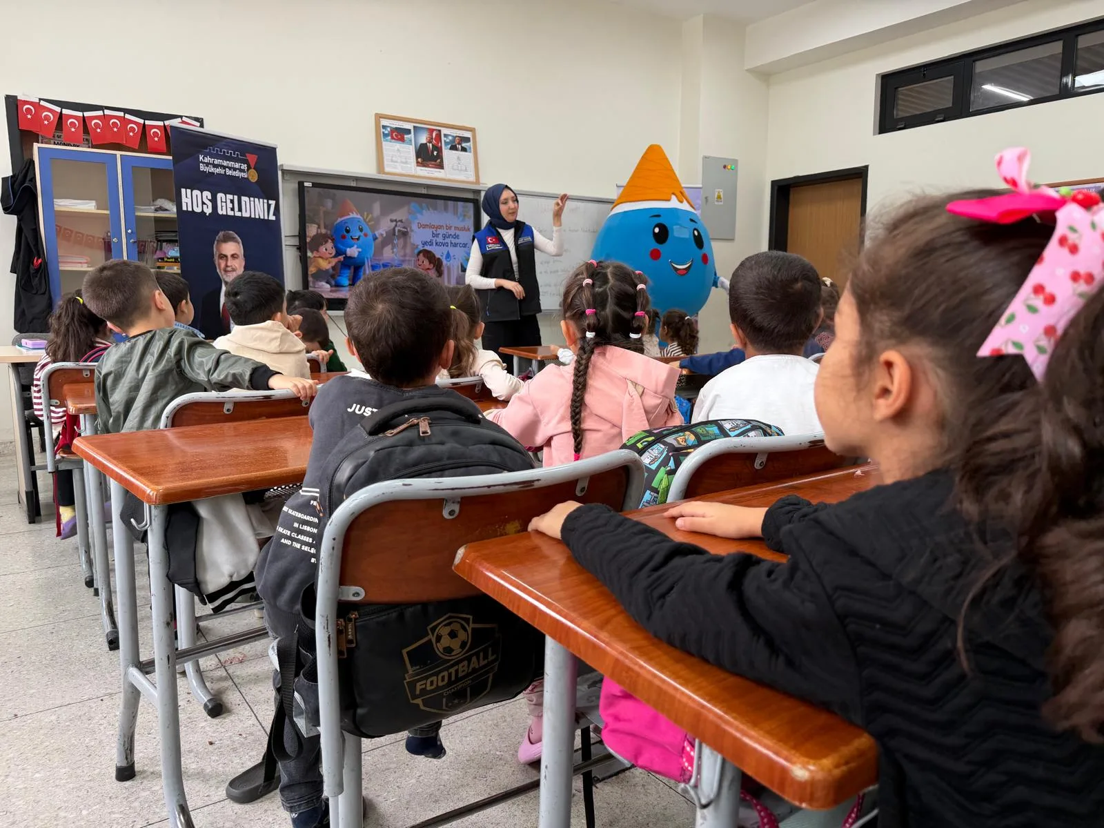 Kaski̇ maskotu ‘mavi’ miniklere su tasarrufunu öğretti!
