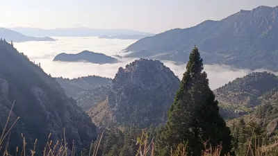 Kahramanmaraş’ın Andırın ilçesinde sonbahar mevsimiyle birlikte etkili olan yoğun sis,
