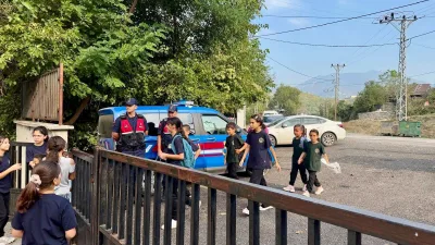 Kahramanmaraş İl Jandarma Komutanlığı ekipleri, öğrencilerin huzurlu bir ortamda eğitim