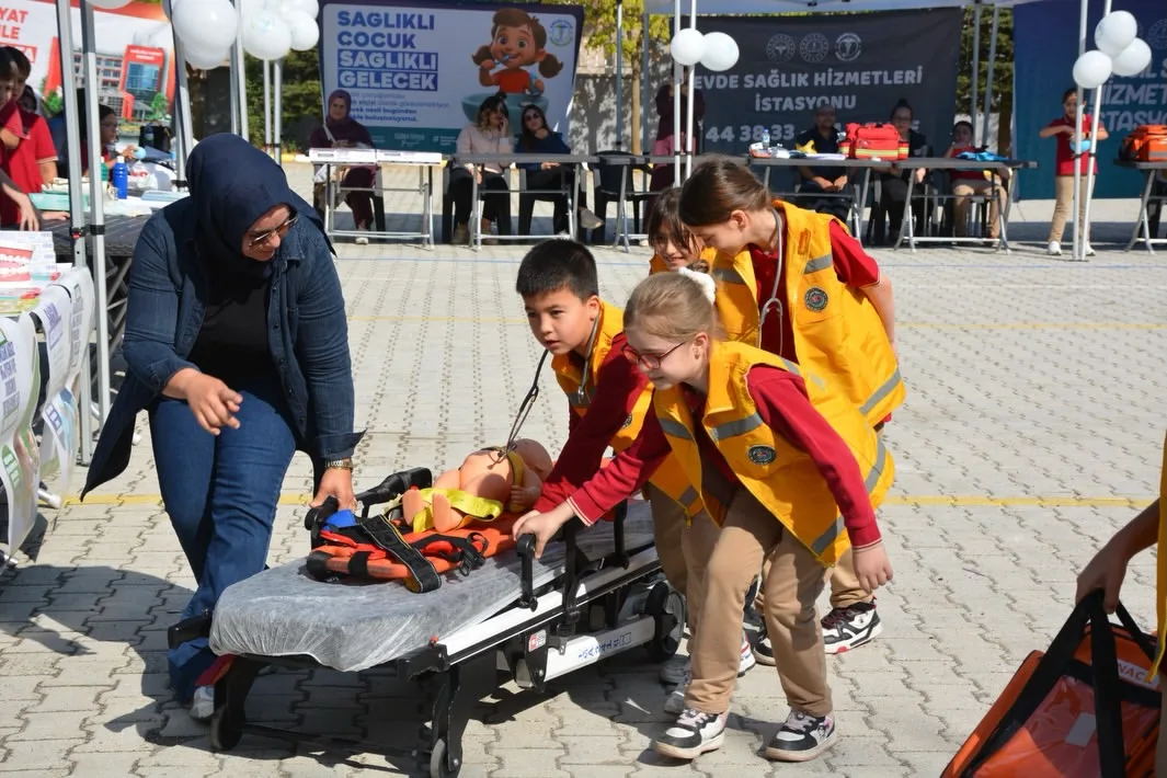 Sağlık Bakanlığı ile Milli Eğitim Bakanlığı iş birliğiyle yürütülen "Sağlıklı