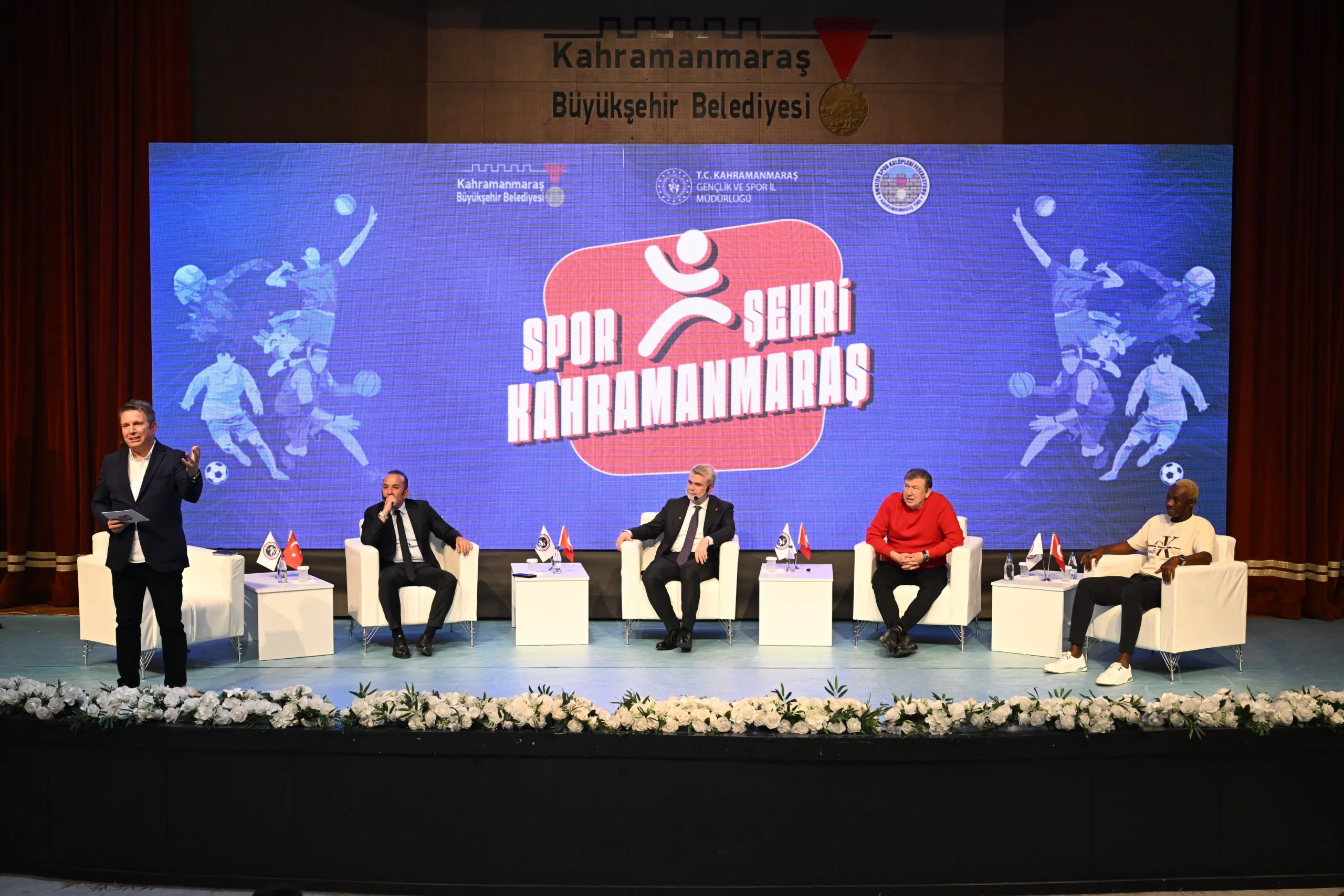 Kahramanmaraş’ta düzenlenen "Spor Şehri Kahramanmaraş" panelinde Türk futbolunun tanınan yüzleri